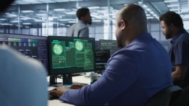 Veri bilimcileri sunucu merkezini yeniden yapılandırıp optimize ederken erişim izni aldılar. Bilişim uzmanlarından oluşan ekip, veri merkezinin tüm hataları başarılı bir şekilde ortadan kaldırmasını sağlıyor.