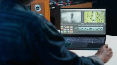 Video editörü İHA çekimlerinin bölümlerini buduyor, ana ofiste promosyon klibi üzerinde çalışıyor. Videograf film parçalarını birleştiriyor, dizüstü bilgisayardaki profesyonel yazılımla düzenliyor, kamera A