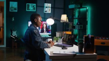 Proje ilerlemesi hakkında geri bildirim almak için internet video çağrısını kullanan uzaktan çalışan bir yönetici. Merkez ofisteki tele-işçi telekonferans toplantısı lideri B kamerasından yardım istiyor.