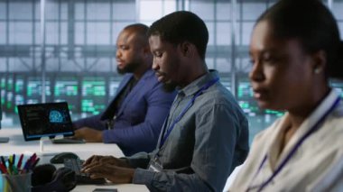 Veri merkezindeki sistem yöneticileri yapay zeka öngörü bakım sistemlerini uyguluyorlar. Ekip çalışması sunucu merkezi uzmanları donanım arızalarını tespit etmek için yapay zeka kullanıyorlar. Kamera A