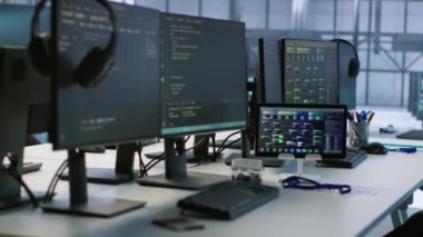 Veri merkezinde bilgisayar, kulaklık ve tabletler şirket ağ altyapısını korumak için makine öğrenme teknolojisi kullanıyor. Sunucu odasında en uygun sistem performansını sağlamak için elektronik aygıtlar kullanılıyor