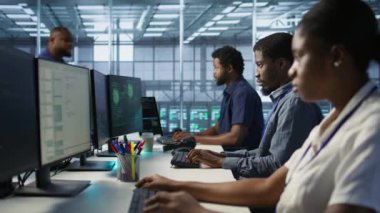 Sunucu odasında bilgisayar korsanlarının veri çalmasını engellemeye çalışan siber güvenlik uzmanları. Veri merkezindeki programcılar, şirket sunucularına saldıran virüsü silmek için ekip çalışması yapıyorlar. Kamera A.