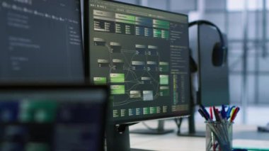 Donanım enerji tüketimini izleyen boş veri merkezindeki bilgisayar görüntülerini kapat. Sunucu merkezi masasındaki bilgisayar ekranları programlama yazılımını, el kamerasının görüntüsünü gösteriyor