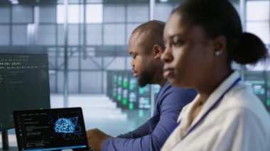 Veri merkezindeki sistem yöneticileri yapay zeka sistemleri uyguluyorlar. Sunucu tarım uzmanları donanım arızalarını tespit etmek için yapay zeka kullanıyor. Kamera, el kamerası görüntüsü.