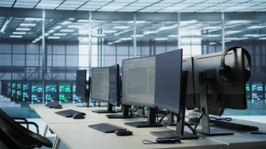 Ağ donanımının korunması için kullanılan yüksek teknoloji veri merkezi işletmelerinde tableti kapatın. En iyi sistem performansını sağlamak için sunucu çiftliğindeki aygıta odaklan