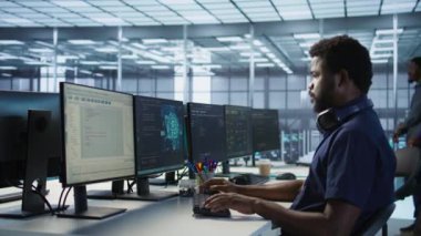 Kadın, veri merkezi programcısına görevleri çözmede yardım ediyor, şirket ağ altyapısını koruyor. Sunucu odasındaki denetleyici, çalışanın en iyi sistem performansını sağlamasına yardım ediyor