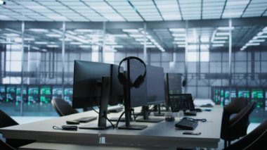 Şirket ağ altyapısını kontrol etmek için kullanılan veri merkezi çalışma alanındaki tableti kapat. En iyi sistem performansını sağlamak için kullanılan sunucu odasındaki aygıta kodlama yazılımına odaklan