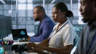 Sunucu odasında kulaklık takan bir kadın felaket kurtarma planı geliştiriyor ve en az dinlenme süresini sağlıyor. Veri merkezinde müzik dinleyen mühendis, performansı izlemek için veri analizi kullanıyor, kamera A