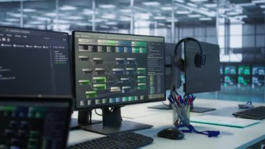 Donanım enerji tüketimini izleyen boş veri merkezindeki bilgisayar görüntülerini kapat. Sunucu merkez ofis masasındaki bilgisayar ekranları programlama yazılımını gösteriyor