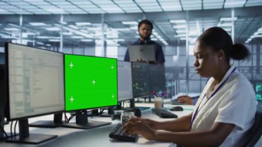 Sunucu merkezindeki sistem yöneticisi kroma anahtar PC kullanarak potansiyel tehditlerden korunmasını sağlıyor. Bir kadın veri merkezini bilgisayar ve kamera A ile hackerlara karşı koruyor.