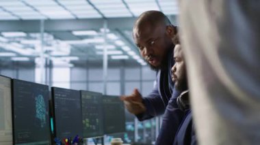 Veri Merkezi Yöneticisi yapay zeka öngörü sistemlerinin uygulanmasına yardımcı olur. Sunucu çiftlik denetleyicisi, donanım arızalarını tespit etmek için yapay zeka kullanan çalışanlar tarafından yapılan kontroller, kamera A