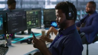 Sunucu odasındaki yönetici cep telefonu kullanıyor, en az dinlenme süresini sağladıktan sonra dinleniyor. Veri merkezi bilişim uzmanı akıllı telefondan mesaj atıyor, izleme performansına ara veriyor, kamera A
