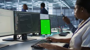 Programcılar sunucu odasında izole edilmiş ekran tableti kullanarak felaket kurtarma planları geliştiriyor ve en az dinlenme süresini sağlıyor. Veri merkezi çalışanı krom anahtar cihazına bakıyor, performansı izliyor, kamera A