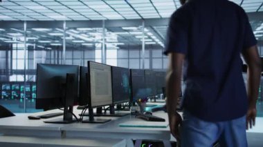 Veri merkezine giren teknisyen, müziği ayarlıyor ve yapay zeka öngörü sistemleri üzerinde çalışmaya başlıyor. Sunucu merkezi elemanı donanım arızalarını tanımlamak için yapay zeka kullanıyor. Kamera A