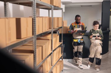 Depo çalışanı malzeme lojistiğini kontrol ediyor, nakliyat ve paketlemeyi perakende işi için yapıyor, teslimat zamanını optimize ediyor. Üretim endüstrisindeki çeşitli işçiler envanteri kontrol ediyor