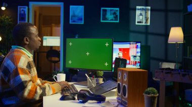 Afrika kökenli Amerikalı bir adam yapay zeka kullanarak bilgisayar üzerinde kroma anahtarı olan bir yazılım sistemi geliştiriyor. Erkek bilişim programcısı kodlama, siber güvenlik ve makine öğrenme yeteneğini gösteriyor. Kamera B.