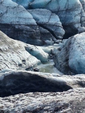 Muhteşem Vatnajokull buz kütleli kayalar, buzlu bloklar ve kayalık parçalar, büyük donmuş göl yüzeyleri İskandinav yabanı içinde. Elmas şekilli buzullar buzdağının buzunu donduruyor..