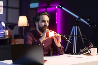 İnternet kanalı için sponsorluk yapan bir firmanın mini öncü ışıklarını destekleyen bir firma. İçerik yaratıcısı, reklam RGB ışıklandırma cihazı, sponsorluk yapması için şirket tarafından ödendi.