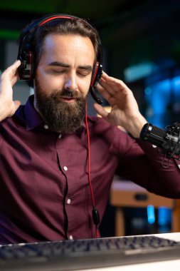 En sevilen sanatçının albümlerini dinleyen, stüdyoda müziğin keyfini çıkaran, mutlu hisseden bir ses delisi. Neşeli adam kulaklıklardan duyulan, kendini iyi hissetmek için gözlerini kapatan canlı şarkılardan çok etkilendi.