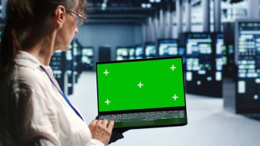 Sunucu merkezindeki yaşlı teknisyen, kompleks hesaplamalar ve veri analizlerini hızlı ve etkili bir şekilde yapabilen üst düzey işlemcilere ev sahipliği yapıyor.