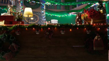 Noel Baba ve yardımcılarının oyuncaklar yaptığı, Noel Baba 'nın Noel süsleri ve çelenkleri Noel mevsiminin sıcaklığını dağıtan boş renkli atölyeler..