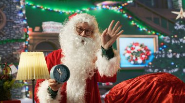 Noel Baba Noel arifesini kütük kulübesinde duvar saatiyle kutluyor. Sihirli neşe ve bayram neşesini hissediyor. Aziz Niklas, Kuzey Kutbu 'ndaki Noel kutlamasını kutluyor. Kamera A.