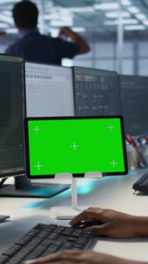 Dikey Veri Merkezi programcısı, model tablet kullanıyor, şirket ağ altyapısını koruyor, kapatın. İzole ekran aygıtı ile optimal sistem performansını sağlayan sunucu merkezi çalışanı