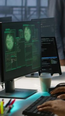 Dikey video veri bilimcileri sunucu merkezini yeniden yapılandırıp optimize ederken bilgilendirme hakkı elde ettiler. Bilişim uzmanlarından oluşan ekip veri merkezinin verimli ve başarılı bir şekilde ortadan kaldırılmasını sağlıyor