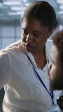 Dikey Video Yöneticisi, şirketin ağ altyapısını koruyan veri merkezi mühendisinden geri bildirim alıyor. Sunucu merkezindeki ekip lideri dinleme işçisi optimal sistem performansı sağlıyor, kamera A