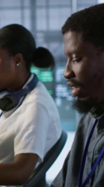 Veri merkezinde dikey video yönetimi kahve içiyor ve yapay zeka öngörü bakım sistemlerini uyguluyor. Sunucu merkezi çalışanı sıcak içecekten zevk alıyor, donanımı tanımlamak için yapay zeka kullanıyor.