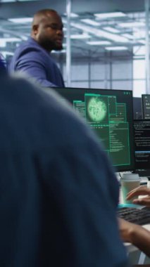 Dikey Videolu Kadın, veri merkezi ağ sistemini etkileyen güvenlik olayları gördükten sonra siber güvenlik ekibinden yardım istiyor. Altyapıyı bilgisayar korsanlarından ve kamera A 'dan koruyor.