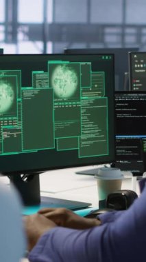 Dikey video Sürprizli Veri Merkezi teknisyeni siber güvenlik çerçevesini kurmayı, güvenlik olaylarını azaltmayı ve veri koruma protokollerini ve kamerayı geliştirmeyi başardıktan sonra kutlama yapıyor.