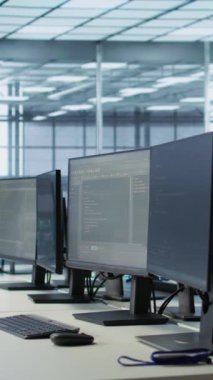 Ağ donanımını korumak için kullanılan yüksek teknoloji veri merkezi işletmesindeki tabletin dikey görüntüsü. En iyi sistem performansını sağlamak için sunucu çiftliğindeki aygıta odaklan