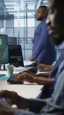Veritabanında bilgisayar ekranında kırmızı kritik hata gören dikey video programcısı panikliyor. Sunucu merkezindeki Afrikalı Amerikalı adam hata aldıktan sonra spam klavye tuşlarına basıyor, kamera A