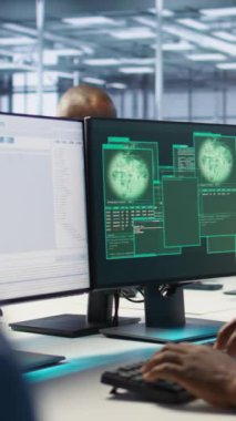 Sunucu odasındaki dikey video güvenlik elemanları bilgisayar korsanlarının veri çalmasını engelliyor. Veri Merkezi Bilgi İşlem uzmanları virüs saldırıları yapan sunucuları silmeye çalışıyorlar.