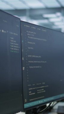 Server odasındaki dikey video bilgisayarlar ve tablet afet kurtarma planları geliştirmek için kullanılıyor. Performansı izlemek için kullanılan veri merkezi elektronik ekipmanı