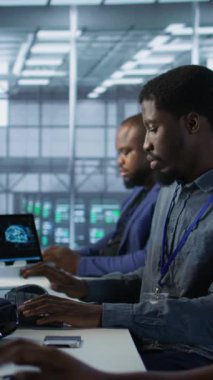 Veri merkezindeki mühendislerden oluşan dikey video ekibi en az arayı sağlayan felaket kurtarma planlarını geliştiriyor ve sürdürüyorlar. Sunucu odası çalışanları performansı izlemek için veri analizi kullanıyor, kamera A