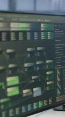 Server odasındaki dikey video bilgisayarlar ve tablet afet kurtarma planları geliştirmek için kullanılıyor. Performansı izlemek için kullanılan veri merkezi elektronik ekipmanı