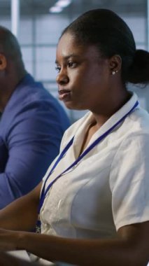 Dikey videolu kadın sunucu odasında kulaklık takıyor, felaket kurtarma planları geliştiriyor ve en az dinlenme süresini sağlıyor. Veri merkezinde müzik dinleyen mühendis, veri analizlerini kullanarak