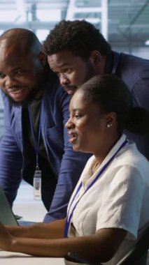 Dikey Veri Merkezi iş arkadaşları gülüyor, şirket ağ altyapısını korurken eğleniyorlar. Sunucu merkezi meslektaşları ofiste eğleniyor, şakalar yapıyor, sohbet ediyorlar.