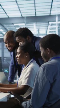 Dikey Veri Merkezi iş arkadaşları gülüyor, şirket ağ altyapısını korurken eğleniyorlar. Sunucu merkezi meslektaşları ofiste eğleniyor, şakalar yapıyor, sohbet ediyorlar.