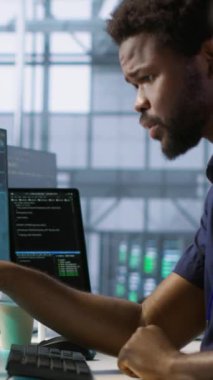 Veritabanı altyapısını korumada dikey video makinesi öğrenme uzmanı. Optimum sistem performansını sağlamak için yapay zeka sunucu merkezi kullanan işçi, kamera A
