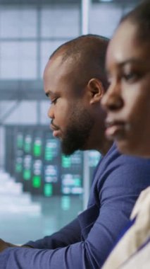 Veri merkezinde yapay zeka sistemlerini uygulayan dikey video sistemi yöneticileri. Sunucu tarım uzmanları donanım arızalarını tespit etmek için yapay zeka kullanıyor. Kamera A el kamerası.