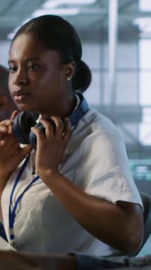 Dikey video çalışanı, sunucu merkezine, felaket kurtarma planlarının geliştirilmesi ve en az dinlenme süresini sağlaması konusunda fikir veriyor. Veri merkezinde çalışan bir işçi performansı izlemede yardımcı oluyor, kamera A