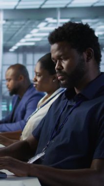 Veri merkezi çalışma alanındaki dikey video geliştiriciler yapay zeka öngörü bakım sistemlerini uyguluyorlar. Donanımı tanımlamak için yapay zeka öğrenme teknolojisini kullanarak sunucu merkezindeki yönetici