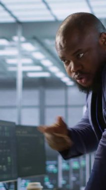 Dikey Veri Merkezi Yöneticisi yapay zeka öngörü bakım sistemlerinin uygulanmasına yardımcı olur. Sunucu çiftlik denetleyicisi donanımı tanımlamak için yapay zeka kullanan çalışanlar tarafından yapılan çalışmaları kontrol eder