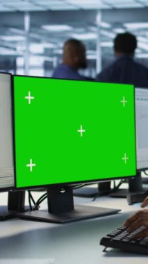 Sunucu çiftliğindeki dikey video yazılım geliştiricisi verilerin model PC kullanılarak potansiyel tehditlerden korunmasını sağlıyor. Bilgi işlem uzmanı yeşil ekran bilgisayarı olan hackerlara karşı veri merkezini koruyor