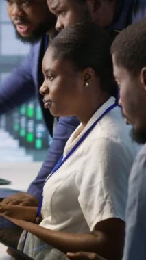 Veri merkezi teknisyenlerinden oluşan dikey video ekibi donanımı yapılandırarak ve sorun çözerek şirket ağ altyapısını koruyor. Takım çalışması sunucu merkezi meslektaşları optimum sistemi sağlıyorlar