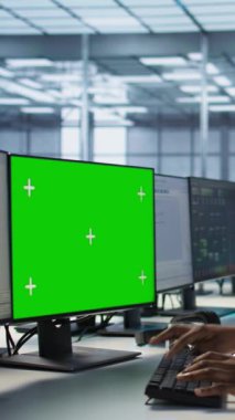 Vertical Video Veri Merkezi teknisyeni, şirket ağ altyapısını korumak için PC 'yi kullanıyor. Sunucu merkezi çalışanı yeşil ekran bilgisayar ve kamera A ile optimal sistem performansı sağlıyor.