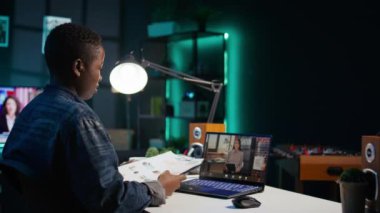 Çalışan evde çalışıyor. Müdürle iş görüşmesi yapıyor. Mali tabloları görmek istiyor. Uzaktan telekonferanslı telgraf işçisi. Ekip lideri görev ilerlemesini gösteriyor. Kamera B.